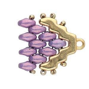 Puede incluir: Un cierre de botón de metal dorado con una franja de cuentas de vidrio púrpura. El cierre de botón tiene un diseño decorativo y un bucle para sujetar un collar o una pulsera.