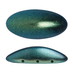 Op de afbeelding: Twee groene, iriserende glazen kralen, een ovaalvormige en een traanvormige. De kralen hebben een gespikkelde afwerking.