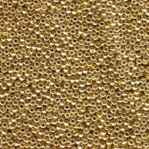 Könnte beinhalten: Nahaufnahme einer großen Menge kleiner, runder, goldfarbener Perlen.