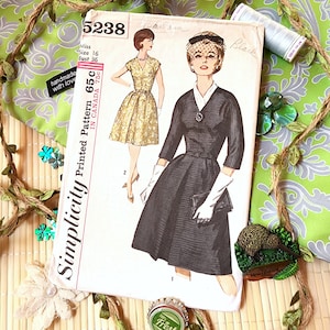 Puede incluir: Patrón de costura Simplicity número 5238 para un vestido negro con cuello blanco y un vestido dorado con cuello en V. El patrón es para una señorita talla 16, busto 91 cm. El patrón está impreso en Canadá y cuesta 65 centavos.