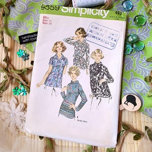 Może przedstawiać: Vintage wykrojnik Simplicity, rozmiar 12, do bluzek. Biała koperta przedstawia ilustracje bluzek. Tło zawiera tkaninę, koraliki i elementy dekoracyjne, z napisem "handmade with love".