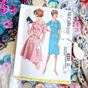 Peut inclure: Un patron de couture vintage pour une robe à jupe évasée. Le patron est de McCall's et est pour la taille 16 1/2, tour de poitrine 37, 65c. Le patron est imprimé sur du papier blanc avec du texte noir et des illustrations de deux femmes portant la robe.