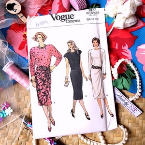 Könnte beinhalten: Vogue Patterns Schnittmuster-Packung mit drei Kleiderdesigns. Die Packung ist weiß mit Illustrationen der Kleider und dem Text "Vogue Patterns" und "9377". Nähutensilien und Stoff umgeben die Packung.