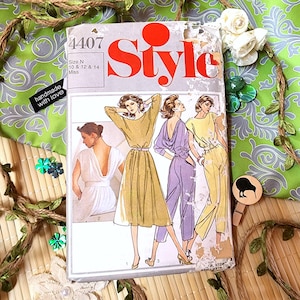 Puede incluir: Patrón de costura vintage titulado "Style" con ilustraciones de diseños de moda femenina. El patrón es talla N, para tallas 10, 12 y 14. La portada está desgastada.