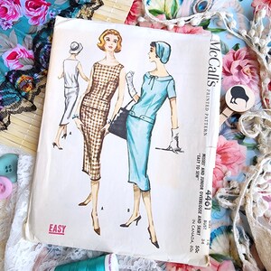 Könnte beinhalten: Vintage-Schnittmuster für eine Bluse und einen Rock für Damen und Juniorinnen. Das Schnittmuster ist McCall's 4461, Größe 14, Brustumfang 34. Das Schnittmuster ist auf weißem Hintergrund mit Illustrationen von drei Frauen gedruckt, die die Kleidungsstücke tragen. Der Text "Einfach zu nähen" ist auf dem Schnittmuster gedruckt.