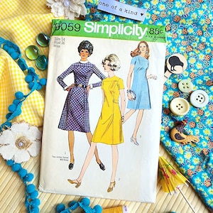 Puede incluir: Patrón de costura vintage Simplicity número 9059 para un vestido. El patrón es para la talla 14, busto 36, y es para mujeres. El patrón muestra tres estilos de vestidos diferentes, uno en tela amarilla, otro en tela azul y otro en tela a cuadros.