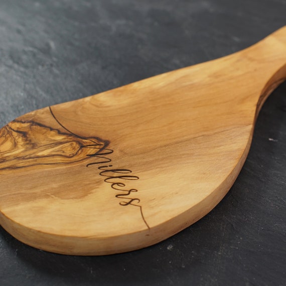 Un ajo en una tabla de cortar con una tabla de madera y una tabla de madera  con las palabras ajo.