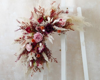 Arche de mariage bohème poussiéreux en soie fleurs fleurs séchées, toile de fond de butin de fleurs, tonnelle de fleurs rustique d'herbe de pampa, centres de table de mariage bohème