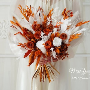 Buquê de dama de honra, estilo natural de outono laranja queimado, preservado/capim-dos-pampas, buquê de flores secas preservadas para noivas, noiva rústica boho