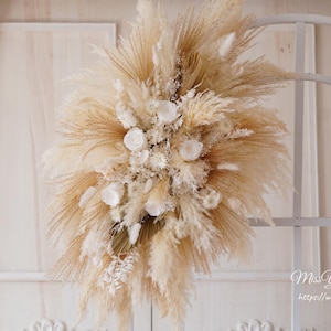 Sfondo per matrimonio con erba di pampa di rose stabilizzate, arco per matrimonio con fiori secchi, pergolato di fiori di pampa, centrotavola per matrimonio boho