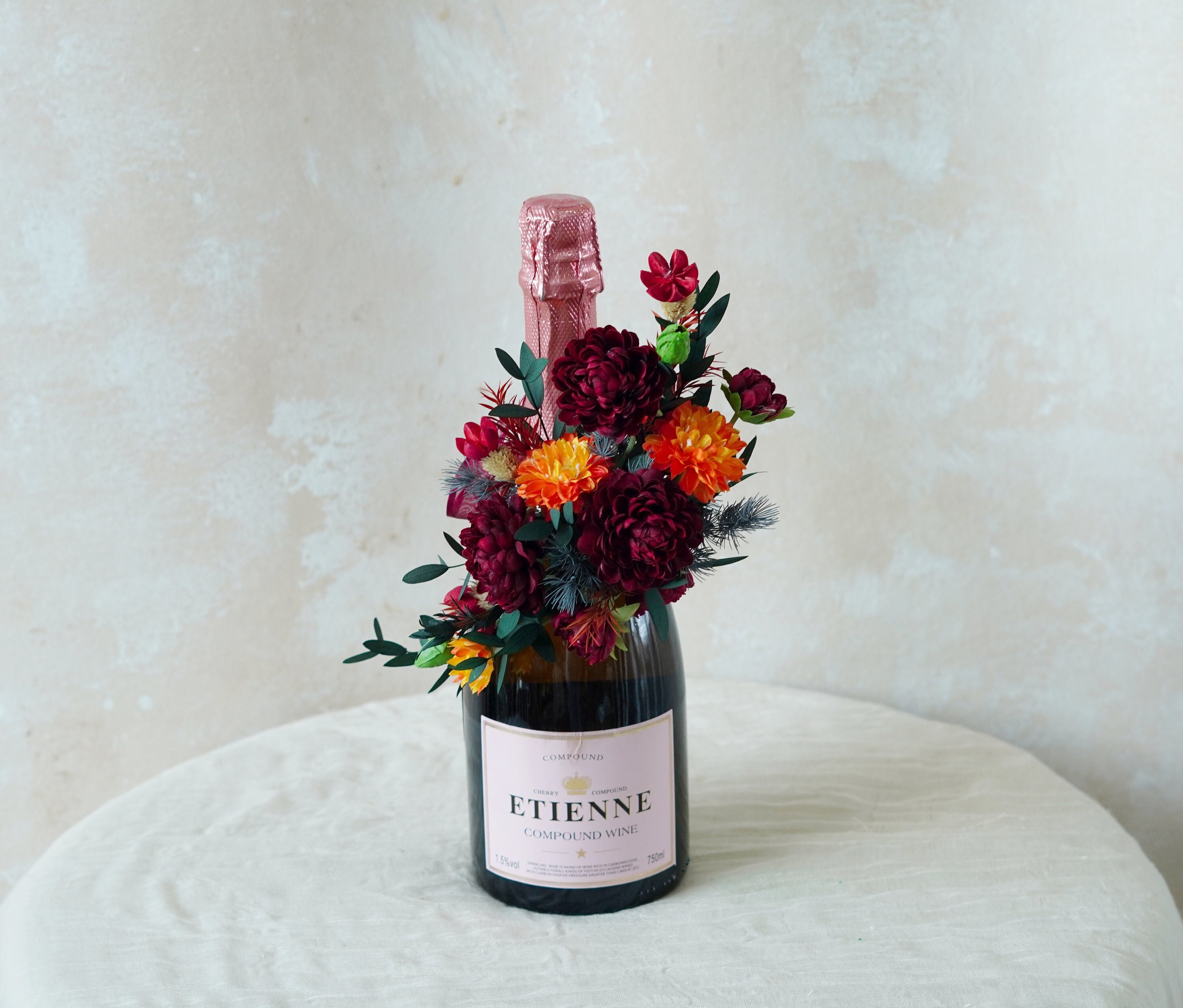 Blumenarrangement für Weinflasche,Hochzeitsstrauß,Weinflaschenstrauß,Weingeschenk,Weinflaschendekor,Weinmittelstück,Champagnerflaschenstrauß