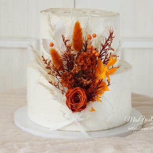 バーントオレンジのプリザーブドフラワーケーキトッパー ドライフラワーケーキトッパー、ドライフラワーケーキトッパー、パンパスグラスのドライフラワーケーキトッパー