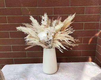 Centro de mesa pequeño personalizado con hierba de la pampa y flores secas naturales, flores de pastel con forma de bola de discoteca, ramo de novia bohemio