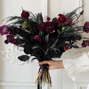 Gothic Seidenblumen Schwarz Lila Pampas Grass Hochzeitsstrauß Getrockneter Brautstrauß / Trockenblumenstrauß, Boho Bräute, Brautjungfer Strauß