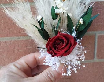 Boutonnière y flores para pastel de rosas burdeos personalizadas