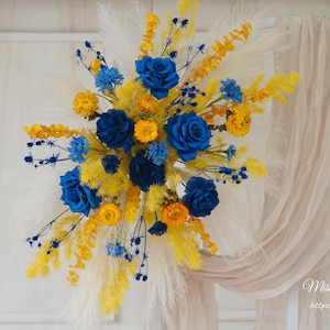 Telón de fondo para bodas en amarillo brillante y azul marino, arco de flores artificiales, pérgola de la pampa, centro de mesa bohemio