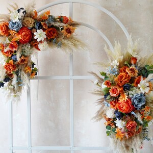 Flores de seda naranja y azul Flores secas Arco de boda, Telón de fondo de botín de flores, cenador de flores de pampa, centros de mesa de boda Boho, flores de seda