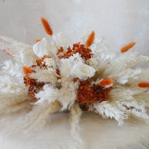 Fiori da tavola stabilizzati Boho beige e arancio bruciato, sfondo floreale, rose stabilizzate, centrotavola per matrimonio Boho, fiori per matrimonio