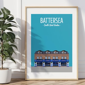 Può includere: Un'illustrazione blu e bianca di un edificio con il testo "Battersea - South West London -" sopra. L'edificio ha tre vetrine con il testo "The Aspinalls" sopra ciascuna.
