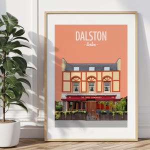 Puede incluir: Una ilustración digital de un edificio en Dalston, Londres. El edificio es un pub llamado "The Three Compasses" con una fachada roja y molduras amarillas. El edificio está sobre un fondo melocotón con el texto "Dalston - London -" en blanco.