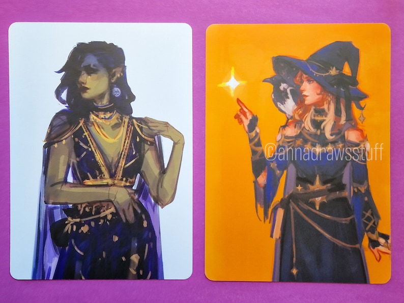 Puede incluir: Dos ilustraciones de mujeres con atuendos de fantas&iacute;a. La primera ilustraci&oacute;n es de una mujer con cabello azul oscuro y un vestido morado y dorado. La segunda ilustraci&oacute;n es de una mujer con cabello rubio que lleva un vestido azul y dorado y un sombrero de bruja. El texto "@annadrawsstuff" est&aacute; en la esquina inferior derecha de la segunda ilustraci&oacute;n.