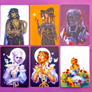 Puede incluir: Conjunto de seis tarjetas ilustradas con personajes de fantas&iacute;a. Cada tarjeta presenta un personaje diferente con un estilo y una paleta de colores &uacute;nicos. Los personajes se representan en diversas poses y escenarios, incluyendo una bruja con una estrella brillante, una mujer con mariposas y una mujer en un campo de flores.