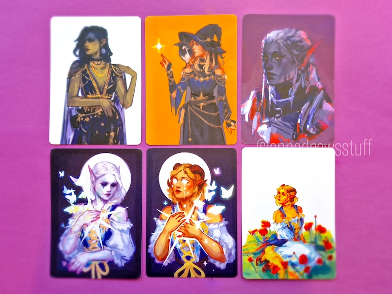 Puede incluir: Conjunto de seis tarjetas ilustradas con personajes de fantas&iacute;a. Cada tarjeta presenta un personaje diferente con un estilo y una paleta de colores &uacute;nicos. Los personajes se representan en diversas poses y escenarios, incluyendo una bruja con una estrella brillante, una mujer con mariposas y una mujer en un campo de flores.