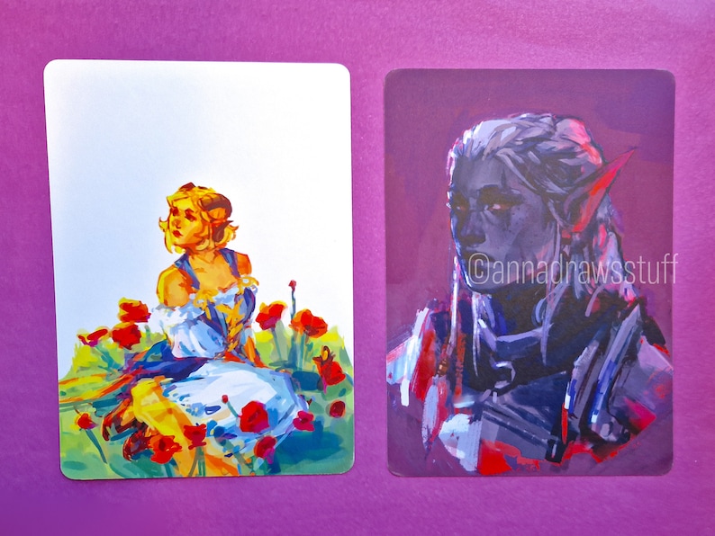 Puede incluir: Dos ilustraciones pintadas sobre cartulina blanca. La ilustraci&oacute;n de la izquierda muestra a una mujer con cabello rubio y un vestido blanco sentada en un campo de amapolas rojas. La ilustraci&oacute;n de la derecha muestra un retrato de una persona con cabello gris y piel azul. El texto "@cannadrasstuff" est&aacute; en la esquina inferior derecha de la ilustraci&oacute;n.