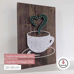 Può includere: Una tazza di ceramica bianca con manico nero e la scritta "But First, Coffee" in stile scritto a mano. La tazza è su una superficie bianca. La tazza è alta 10 cm.