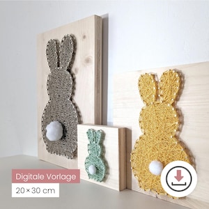 Könnte beinhalten: Drei Wandbilder aus Holz mit Hasenmotiven aus Fadengrafik. Die Hasen sind in Grau, Grün und Gelb gehalten, jeder mit einem flauschigen weißen Schwanz. Das größte Stück misst 20 x 30 cm.