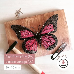 Könnte beinhalten: Handgefertigtes String-Art-Schmetterling auf einer Holzplatte. Der Schmetterling hat schwarze Fadenkonturen und rosa Faden, der die Flügel ausfüllt. Die Platte misst 20 x 30 cm.