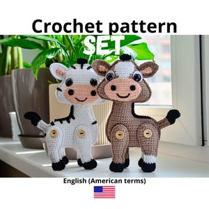 Puede incluir: Conjunto de patrones de crochet para una cebra y una vaca. La cebra es blanca con rayas negras y la vaca es marrón con marcas blancas. Ambos animales tienen ojos negros y una expresión sonriente.