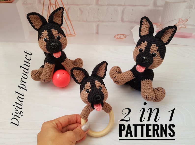 K&ouml;nnte beinhalten: Zwei H&auml;kelmuster f&uuml;r einen deutschen Sch&auml;ferhund, eines f&uuml;r ein Pl&uuml;schtier und eines f&uuml;r einen Bei&szlig;ring. Der Bei&szlig;ring ist mit einem Holzring dargestellt. Der Text "2 in 1 PATTERNS" befindet sich auf dem Bild.