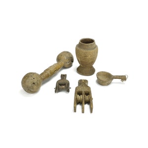 Könnte beinhalten: Ein Set aus fünf Holzobjekten, darunter ein geschnitzter Holzlöffel, ein kleiner Holztopf, eine Holz-Hantel und zwei Holzrollen.