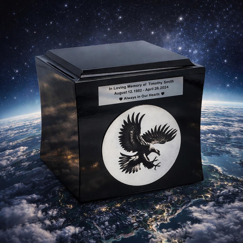 Schwarze Urne mit Adler Thema Urne für Asche mit eingravierten Adler Personalisieren Urne Holzurne Schwarze Urne Dekorative Urne Moderne Urne Bild 1