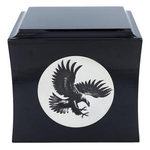 K&ouml;nnte beinhalten: Schwarze Urne aus Holz mit einem wei&szlig;en Kreisdesign, das einen schwarz-wei&szlig;en Adler im Flug zeigt.