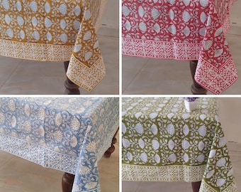 Può includere: Quattro tovaglie con diversi motivi floreali. Le tovaglie sono di colore giallo, rosso, blu e verde. Ogni tovaglia ha un bordo bianco con un motivo geometrico.