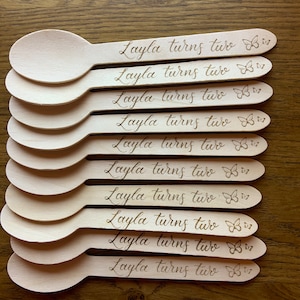 Personalisierte Holz Dessert Löffel | Gastgeschenke | Handgeschriebene Kalligraphie mit Lasergravur