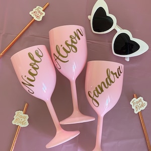 Bicchiere da vino in plastica personalizzato / Bicchiere con calligrafia scritta a mano personalizzata / Addio al nubilato / Compleanno / Baby shower / Rivelazione del sesso / Proposta di matrimonio