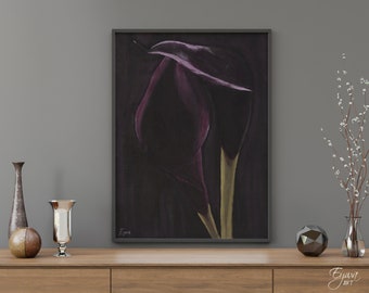 Puede incluir: Una pintura enmarcada de una cala de color púrpura oscuro sobre un fondo negro. La pintura está en un marco negro simple y está colgada en una pared gris.