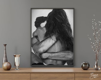Puede incluir: Pintura en blanco y negro de una pareja abrazándose. La mujer tiene el pelo largo y está abrazando al hombre. La pintura está enmarcada y colgada en una pared.