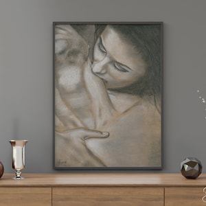 Könnte beinhalten: Eine Schwarzweißzeichnung einer Frau, die einem Mann auf die Schulter küsst. Die Zeichnung ist in einem schwarzen Rahmen und hängt an einer grauen Wand.