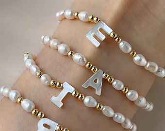 Bracelet lettres coquillages marins, perles d'eau douce naturelles sur une chaîne en cuivre avec perles plaquées or, bijoux à breloques pour femme au choix