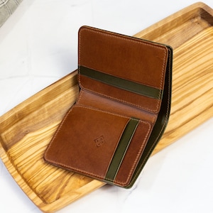 Handgemachter Taschenorganizer aus veganem Leder, Schlanke Vertikale Bifold-Brieftasche Whisky Olive, Kompakte Geldbörse, Einzigartiger Teiler Braun Grün