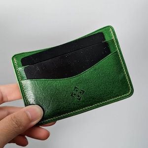 Handgemaakte smaragdgroen natuurlijk leer minimalistische kaarthouder, kaarthouder voorvak, slanke compacte kaarthouder, monogram minimalistische portemonnee