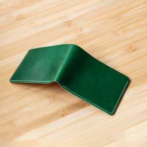Billetera tradicional de cuero vegetal verde esmeralda hecha a mano, billetera de cuero personalizada para tarjetas, billetera de cuero italiano natural, billetera de cuero verde de grano completo