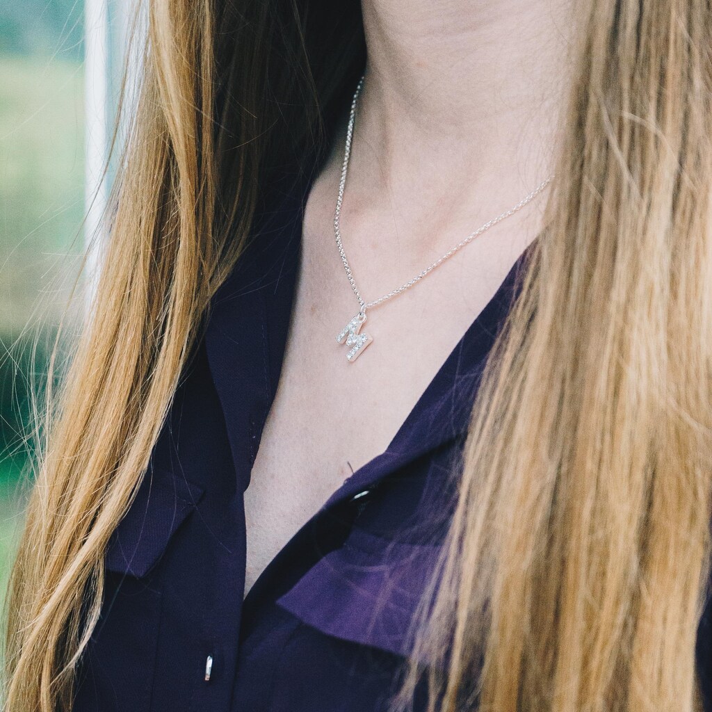 Collana Con Iniziale Pave Lettera M Philip Jones - Ciondolo Con Cristalli Zirconia Trasparenti, Placcato Argento, Catena 43cm - Gioiello Elegante In Sacchetto Velluto