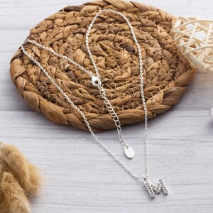 Collana lettera V in oro bianco 18k con diamanti | GV