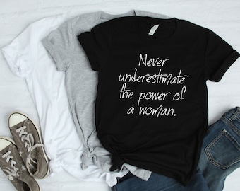 Nunca subestimes el poder de una camisa de mujer / Camisetas gráficas para mujeres / Girl Power / Empoderamiento de la mujer / Camiseta inspiradora / Feminista