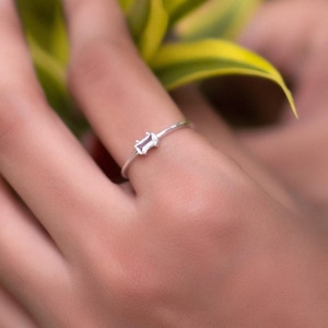 Zilveren ring met witte topaas, ring geboortesteen april, sierlijke stokbroodring, sterlingzilver, edelsteenring, minimalistische ring, verjaardagscadeau voor haar